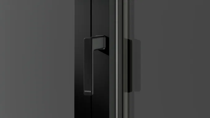 Manilla de diseño exclusivo sobre una ventana oscura